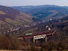 Egy ismeretlen UZ VL11 tehervonattal Szkotárszka állomáson a Szkrinicza-viadukton