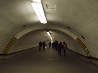 Egy 81-717 metrószerelvény Kiivben a Hrescsátik állomásnál az M1 Szviatosinskó-Brovárszká vonalon