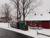 A Börzsöny Kisvasút D04-601 pályaszámú LOWA-mozdonya a fűtőház és a pályaudvar között Szobon