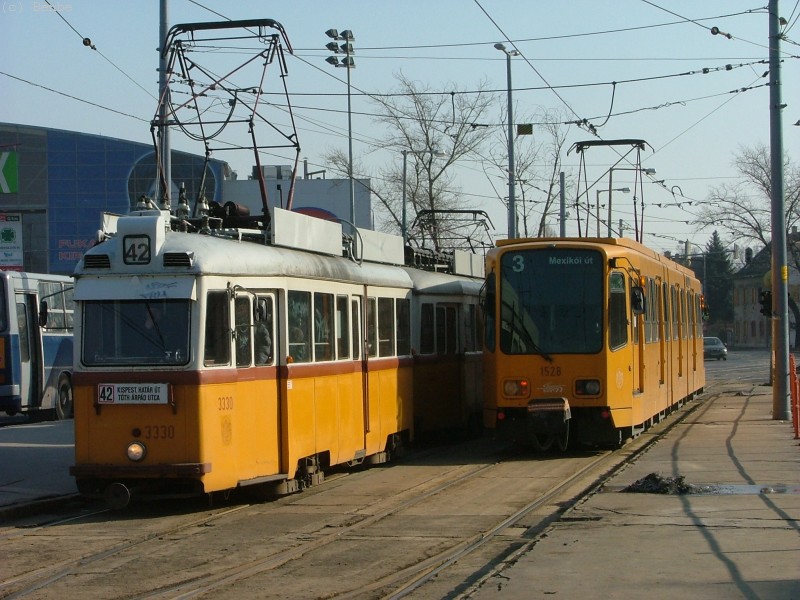 A kocsiszíni menet TW6000 mellett halad el éppen. kép 42-es érkezik a Határ úthoz fotó