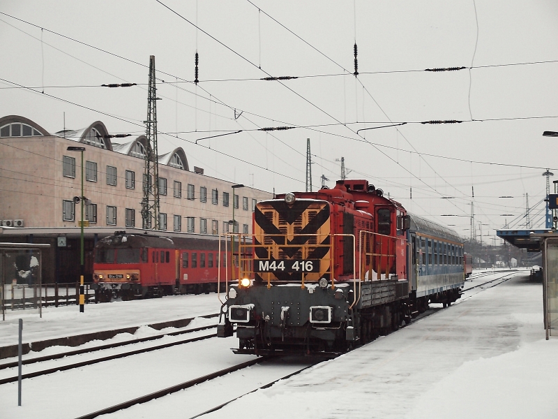 Az M44 416 pályaszámú Bobo tolat Debrecenben fotó