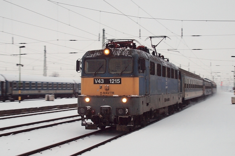 V43 1215 rongyol be Debrecen állomásra fotó