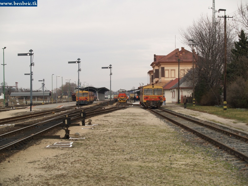 Vonatok Pápa állomáson fotó