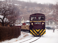 The LÁEV D02-508 is turning towards the Ládi rakodó freight transfer station by the old rail triangle. Though the narrow gauge rails don't go to Ládi rakodó anymore, wood is still sometimes loaded on the normal gauge cars there. The narrow gauge line ends here, at the Dorottya utca, and also the other side of the triangle heading to the former passenger terminus at Szent Anna church was removed.