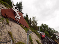A Pilatusbahn logója és a kiinduló állomása Alpnachstadban