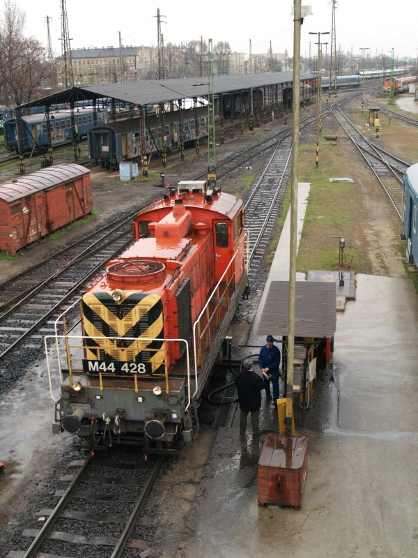 M44 428 üzemanyagot vételez a Nyugati pályaudvaron fotó