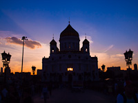 A Nap éppen a moszkvai Megváltó Krisztus székesegyház középvonalában nyugszik le