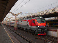 Az RŽD ЭП20-006, az új Alstom-TMH kétáramrendszerű gyorsvonatimozdony a Nyevszkíj-expresszel érkezik Pétervárról Moszkva Leningrádi pályaudvarára