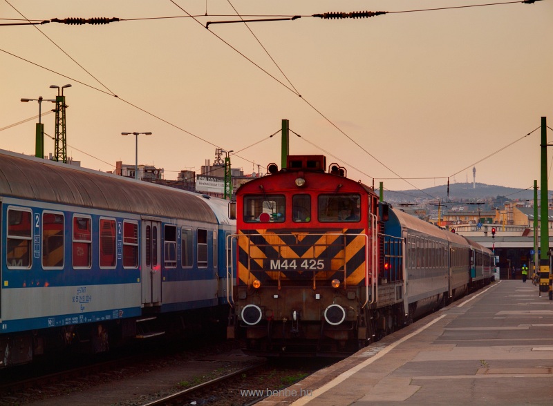 A MÁV-Trakció M44 425 pályaszámú Bobo tolatómozdonya a Maestral gyorsvonat másnapi szerelvényét hozta előfűtésre Budapest-Déli pályaudvaron fotó