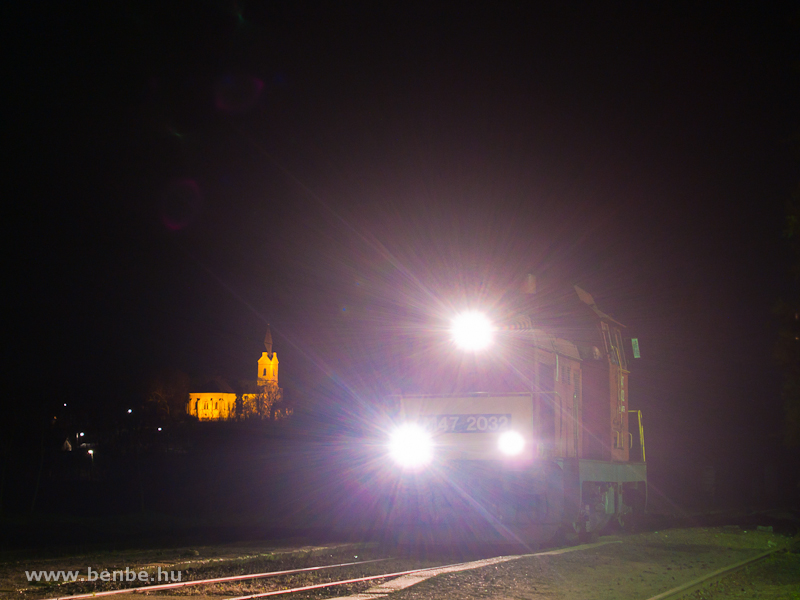 M47 2032 gépmenetben Acsa-Erdőkürt állomáson - tehervonat helyett fotó