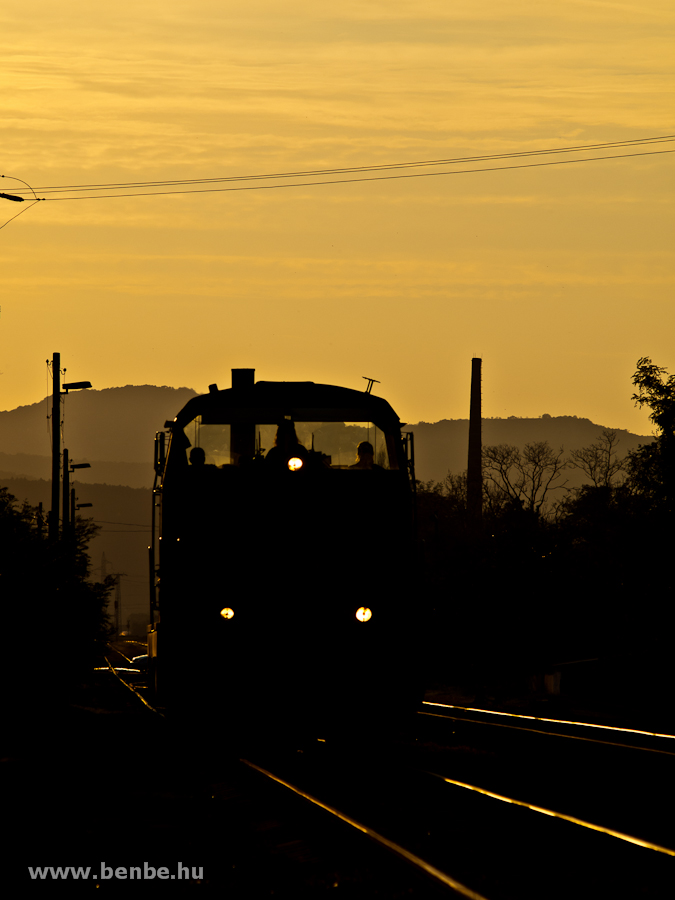 A MÁV-Trakció M47 1305 pályaszámú tolatómozdonya a naplementében Tokod és Dorog állomások között a párhuzamos egyvágányú szakaszon a Tokod - Esztergom-Kertváros vonal mellett fotó