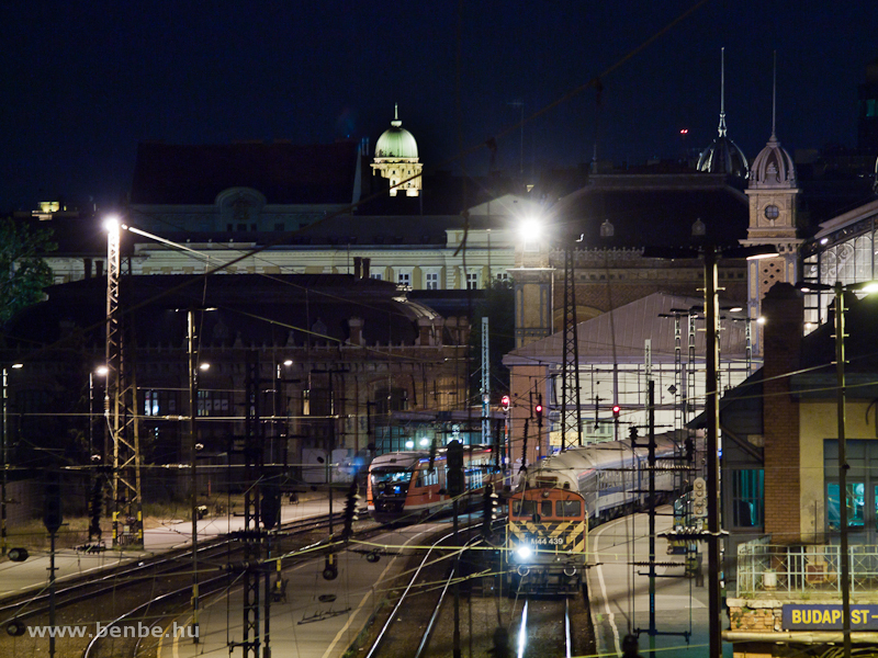 The M44 439 is shunting at Budapest-Nyugati with the Buda palace in the background photo