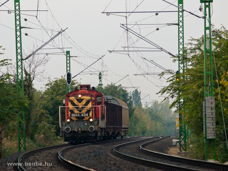 Az M44 424-es csomóponti kiszolgálóvonatával Ferencváros és Kőbánya-Kispest között fotó