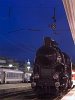 A MÁV 328,054 pályaszámú, általában a Füstiben csak szoborként szolgáló gőzmozdony a Déli pályaudvari járműparádén éjszaka, a kék órában