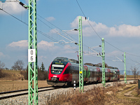 Az ÖBB 4124 014-4 Talent motorvonata Vulkapordány megálló (Wulkaprodersdorf Bahnhaltestelle) és Vulkapordány állomás között