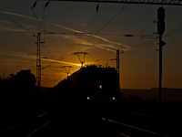 A MÁV-TR 480 011 pályaszámú TRAXX-a egy társával párban Herceghalom állomáson napkeltekor