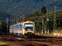 The BDVmot 013 is seen at Nagymaros station