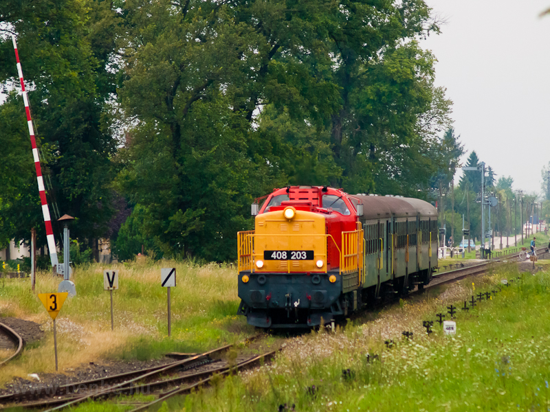 The Jenbacher-engine MÁV-TR 408 203 is seen hauling the Győr-Siófok bathers' train at Kisbér station photo