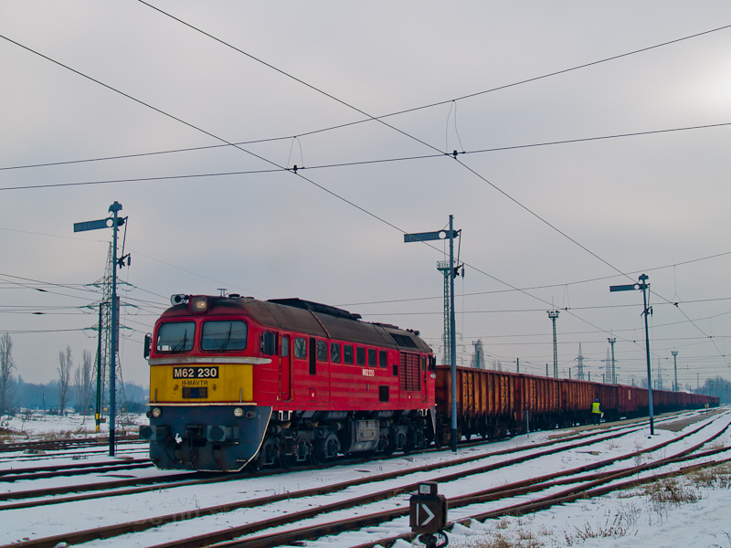A MÁV-TR M62 230 Óbudán egy útszóró sót szállító vonattal
 fotó