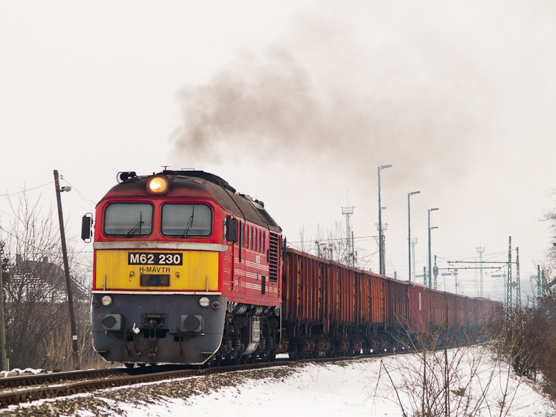 A MÁV-TR M62 230 Óbudán egy útszóró sót szállító vonattal
 fotó