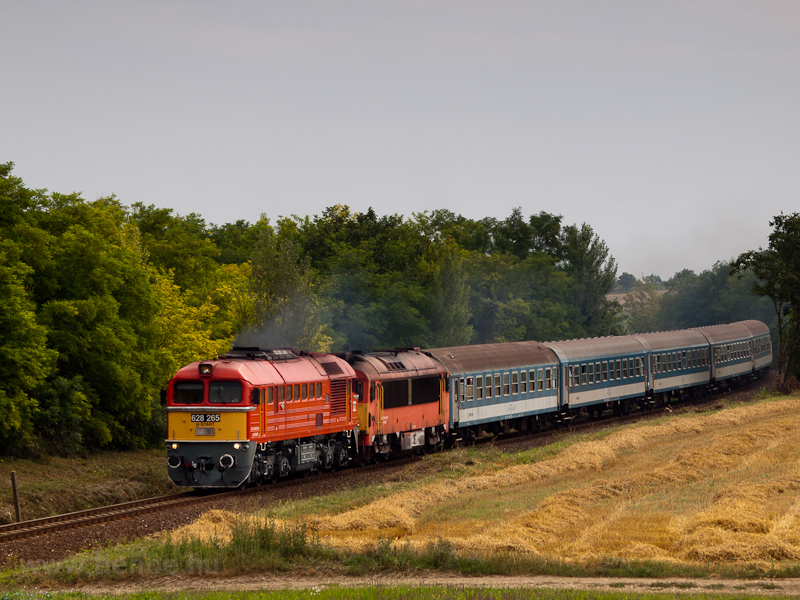 The MÁV-START 628 265 is seen as a helper on a fast train to Balaton between Füle and Balatonfőkajár stops photo