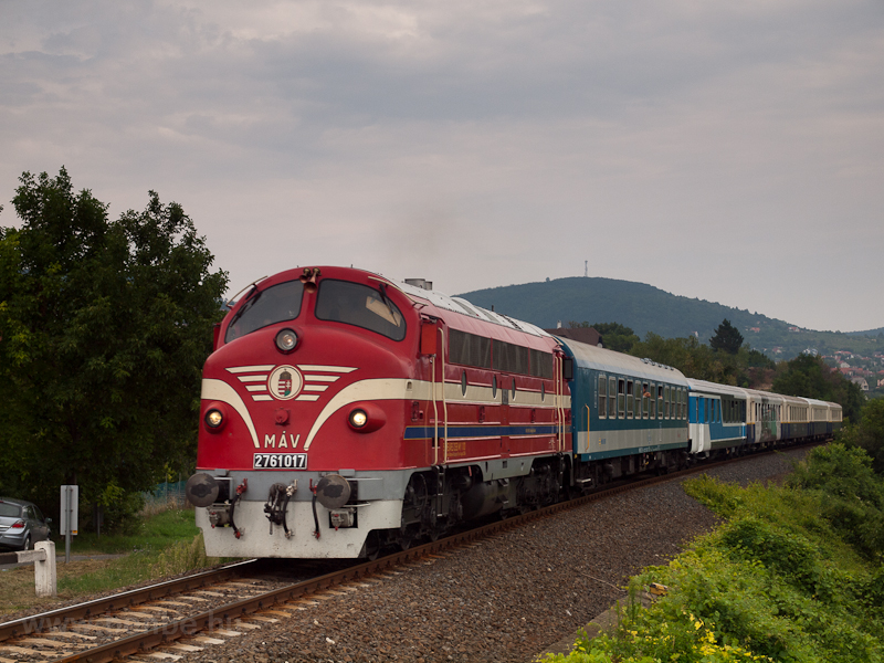A MÁV PMLI 2761 017 pályaszámú NoHAB mozdonya gyorsvonatával Csopak és Balatonrendes között
 fotó