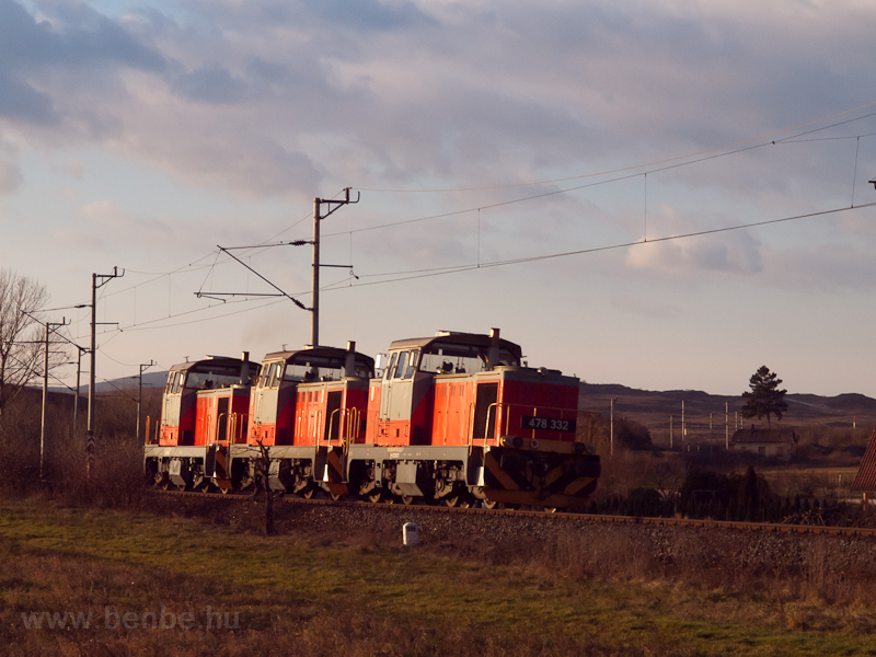 A MÁV-TR 478 332 Öskünél hármas mozdonyvonatban napnyugtakor
 fotó