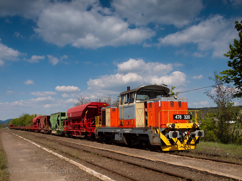 A MÁV-START 478 320 PFT tehervonattal Acsa-Erdőkürt állomáson
 fotó