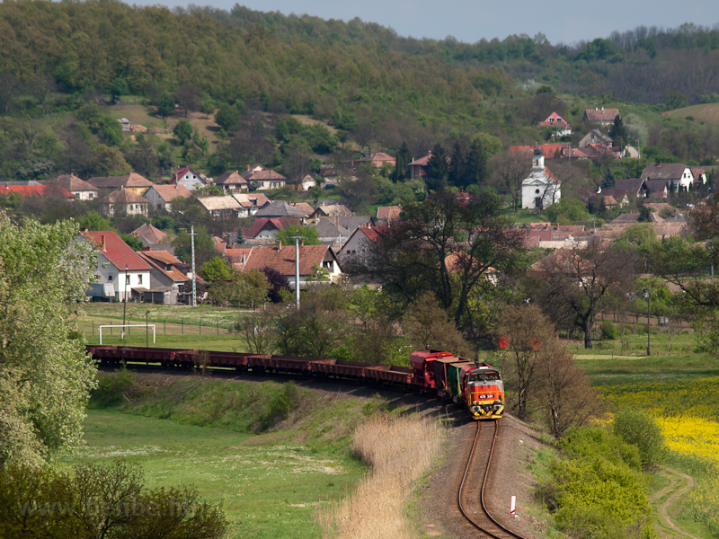 A MÁV-START 478 320 tehervonattal Acsa-Erdőkürt és Püspökhatvan között
 fotó