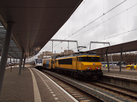 Az NS 1733 pályaszámú villanymozdonya Utrecht Centraal állomásról tol ki egy régi emeletes ingavonatot
