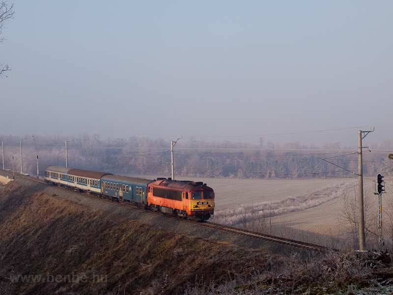 A 418 328 pályaszámú Hörgő Vasvár és Pácsony között
Ekkor a 17-es számú vasútvonal villamosítása Szombathely és Zalaszentiván között már elkészült, de elegendő mozdony még nem állt rendelkezésre, így elvileg csak a személyvonatok voltak FLIRT-ök (mint kiderült, aznap az sem). A pécsi gyorsok ma is kormoznak a drót alatt, mivel túl rövid szakasz lett csak villamosítva. fotó