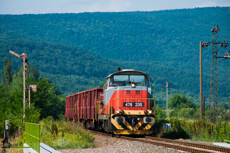 A MÁV-START 478 235 tolatós tehervonatával Nagybátony állomáson
 fotó