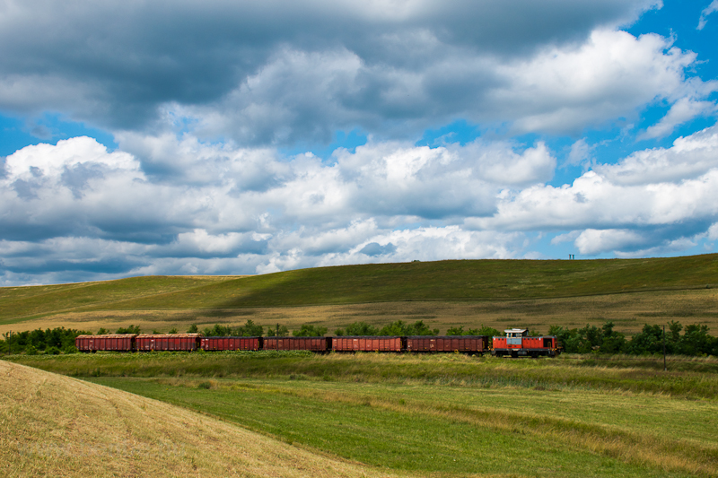 The 478 235 seen hauling a local freight train between Vizslás and Kisterenye-Bányatelep photo