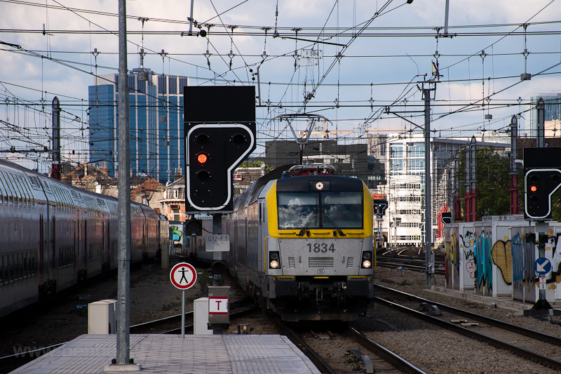 kép Az SNCB 18 sorozatú, 1834 pályaszámú Vectron-előd mozdonya Bruxxelles Midi / Brussels Zuid állomáson
fotó