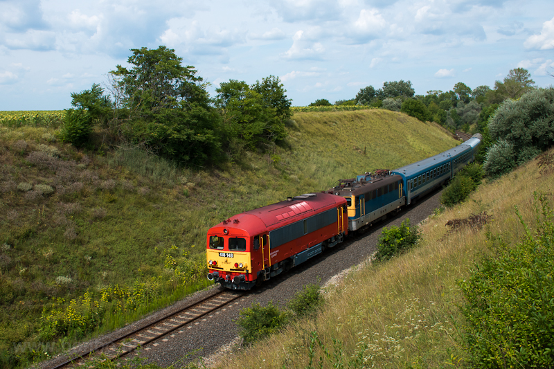 A MÁV-START 418 148 pályaszámú Csörgője egy terelt Budapest-Pécs InterCityvel Mezőfalva és Nagykarácsony között a Dunaújváros-Rétszilas vasútvonalon
A 43-as Dunaújváros-Mezőfalva-Rétszilas vasútvonalról rengeteg, egészen különleges fényképem van:      fotó