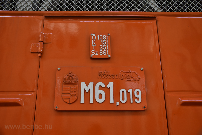 A MÁV M61 019 Nohab új oldalsó pályaszámtáblája fotó