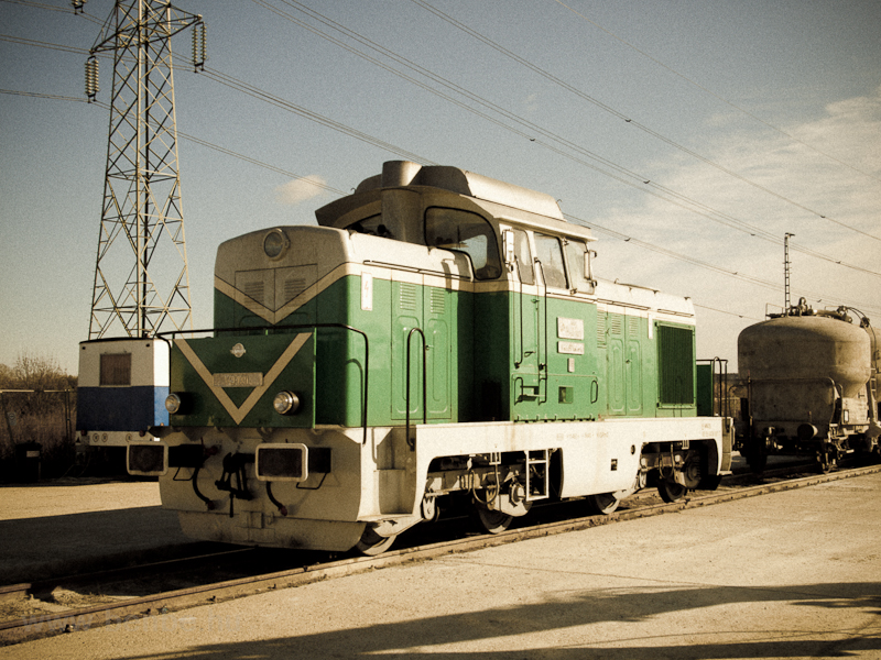 An archive image from the late 70s Óbuda station: the local shunter M43-1001 has moved cement silo cars that arrived by a fast freight train earlier that day to the brand new container terminal. Here the cement is loaded into lorries that bring it to the huge construction site of the Pók utcai lakótelep, a big standardized blocks of flats area (or not) photo