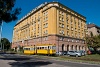 A BKV Budapest 2806 pályaszámú, favázas villamosa fotósmeneten a Krisztina körúton fog vissza ideiglenesen, hogy elengedjen egy forgalmi számot
