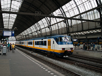 Az NS 2953 pályaszámú Sprinter motorvonata Amsterdam Centraal állomáson
A kihalófélben lévő régi járműtípusról minden képet nagyra tartok, annak pedig különösen örülök, hogy már <a href="http://www.benbe.hu/gallery/par-holland-kep/pic42_noframe_hun.php">a vezetőállásában is sikerült ülnöm</a> <a href="http://www.benbe.hu/gallery/par-holland-kep/pic42_noframe_hun.php" target="_blank"><img src="http://www.benbe.hu/images2/newwindow.png" /></a>!