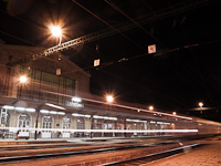 Békéscsaba vasútállomás felvételi épülete éjjel

