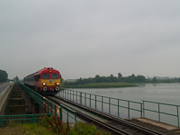 Az M41 2131 a Tisza-tó fölötti hídon