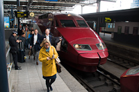 The cover of the Scharfenberg coupler did not open so passengers are disembarked from a Thalys PBA set No. 4535 at Bruxelles Midi / Brussels Zuid