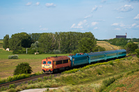 The 418 112 seen hauling a diverted Budapest-Pécs Intercity between Dunaújváros and Nagyvenyim