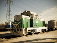 An archive image from the late 70s Óbuda station: the local shunter M43-1001 has moved cement silo cars that arrived by a fast freight train earlier that day to the brand new container terminal. Here the cement is loaded into lorries that bring it to the huge construction site of the Pók utcai lakótelep, a big standardized blocks of flats area (or not)
