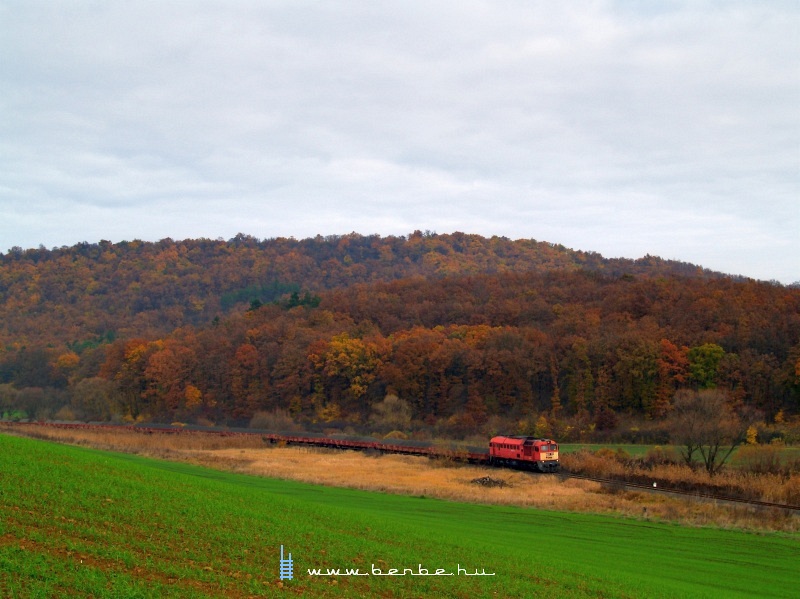 The freight train finally appeared with loud roars and screeching. They came with about 30 kph so they weren’t in a hurry. They could have gone faster but there was no need: weekend timetable is loose. picture