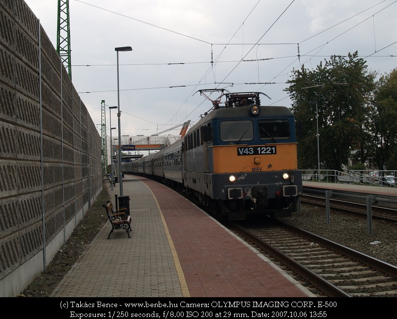 Nagyon európai ötlet a belföldi InterCity vonatokat megállítani Ferihegyen. Mivel most vágányzár sincs, így a Kecskeméten át Szegedre menő IC-vonatokon kívül megállnak a kör-IC-k is, amelyeken Miskolcról, Nyíregyházáról, Debrecenből és Szolnokról is gyorsan elérhető a főváros nemzetközi repülőtere. kép V43 1221 egy Szegedre tartó InterCity vonattal Ferihegy megállóhelyen fotó