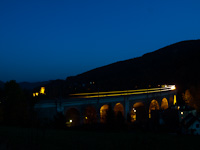 The ÖBB 4020 305 seen between Küb and Payerbach-Reichenau on the Schwarza-Viadukt illuminated for the night