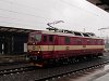A 371 004-3 pályaszámú, német váltóáramról és cseh egyenáramról működni képes mozdony Prága főpályaudvarán