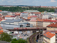 Búváros ingavonat érkezik Praha Masarykovo nádražíra