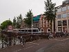 Combino Amszterdamban, a Singel nevű csatorna partján